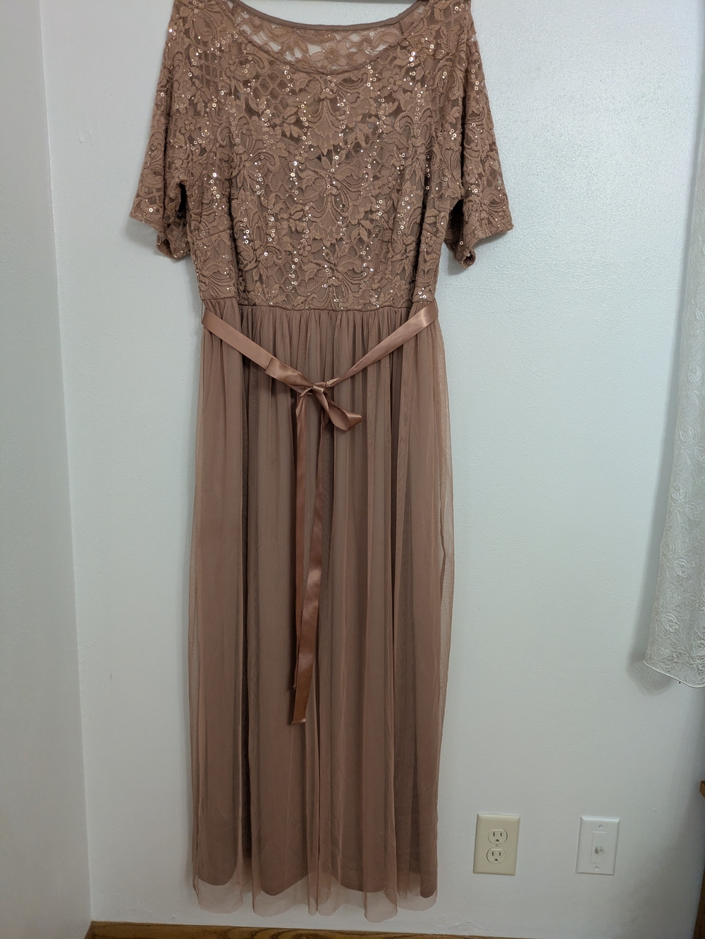 Elegant Lace & Tulle Midi Dress in Rose Taupe